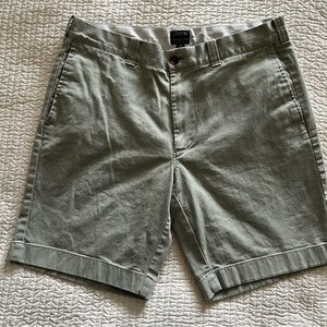 J Crew Flex Gramercy Olive Casual Flat Front Chinos Shorts Mens Size 33